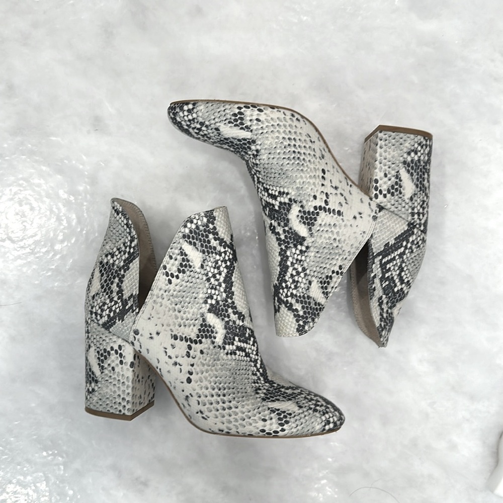 Womens Steve Madden Rookie Snake Print Ankle Bootie Size 9.5 🖤🤍